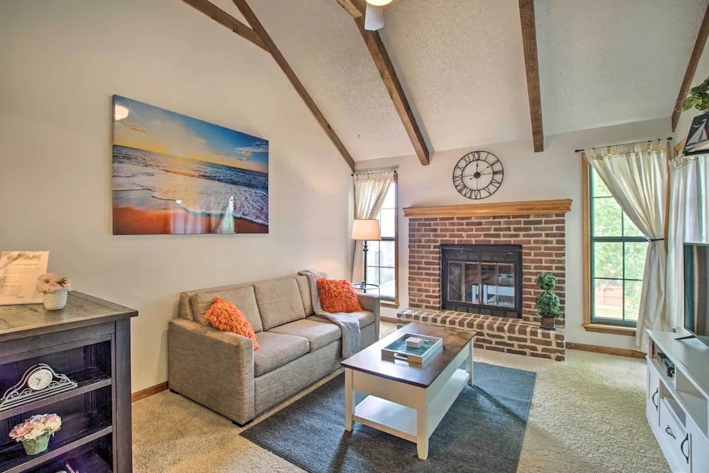 Shawnee Condo < 10 Mi to Downtown Kansas City!