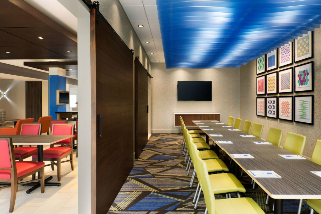 Holiday Inn Express & Suites - Warsaw - E Center by IHG