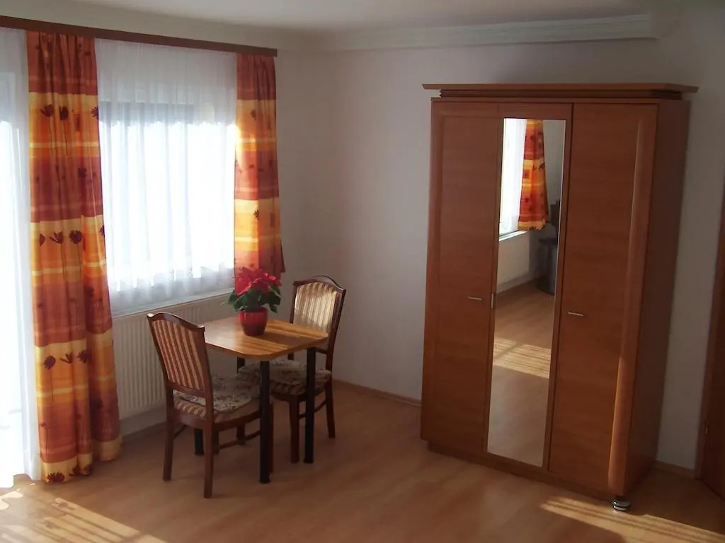 Akacia Apartment - FREE INSIDE PARKING, 2 bedrooms, garden, next to centre