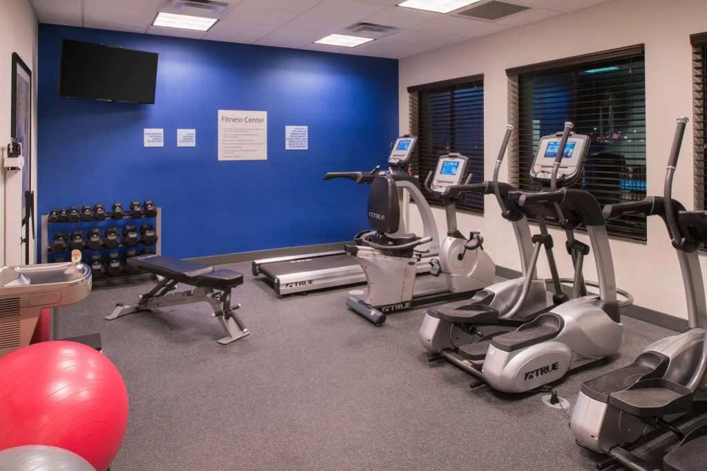 Holiday Inn Express & Suites Bakersfield Airport by IHG