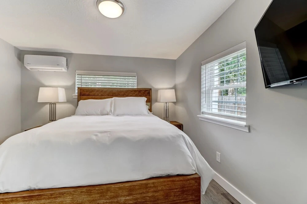 Private Pool Oasis, Walking Distance to the Beach
