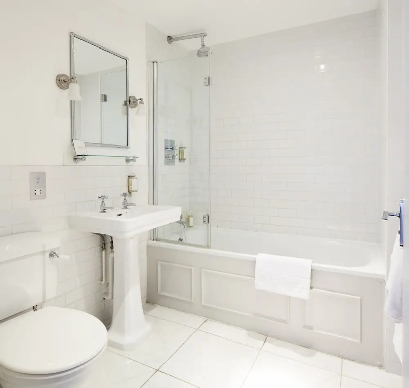 Rooms by Bistrot Pierre at The Crescent Inn