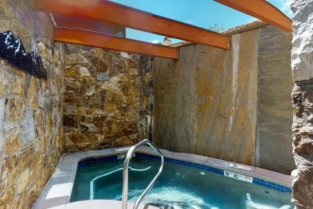 Exclusive 4 Bedroom Ski In, Ski Out Vacation Rental With Hot Tubs And Heated Outdoor Pool In Lionshead Village