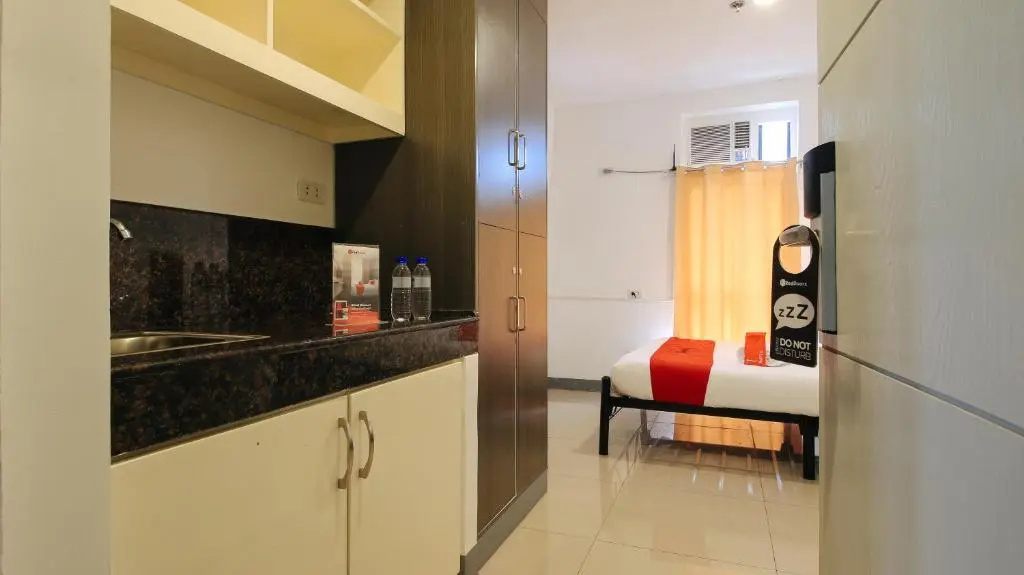 RedDoorz Plus @ Jardin Suites Guadalupe Nuevo