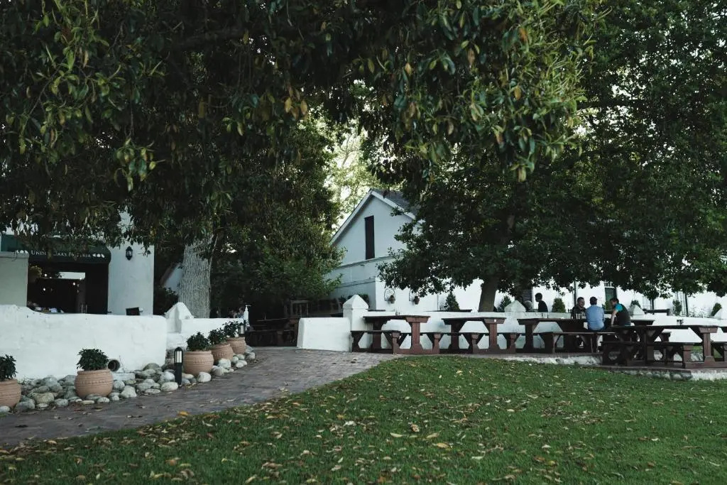 Under Oaks Guesthouse