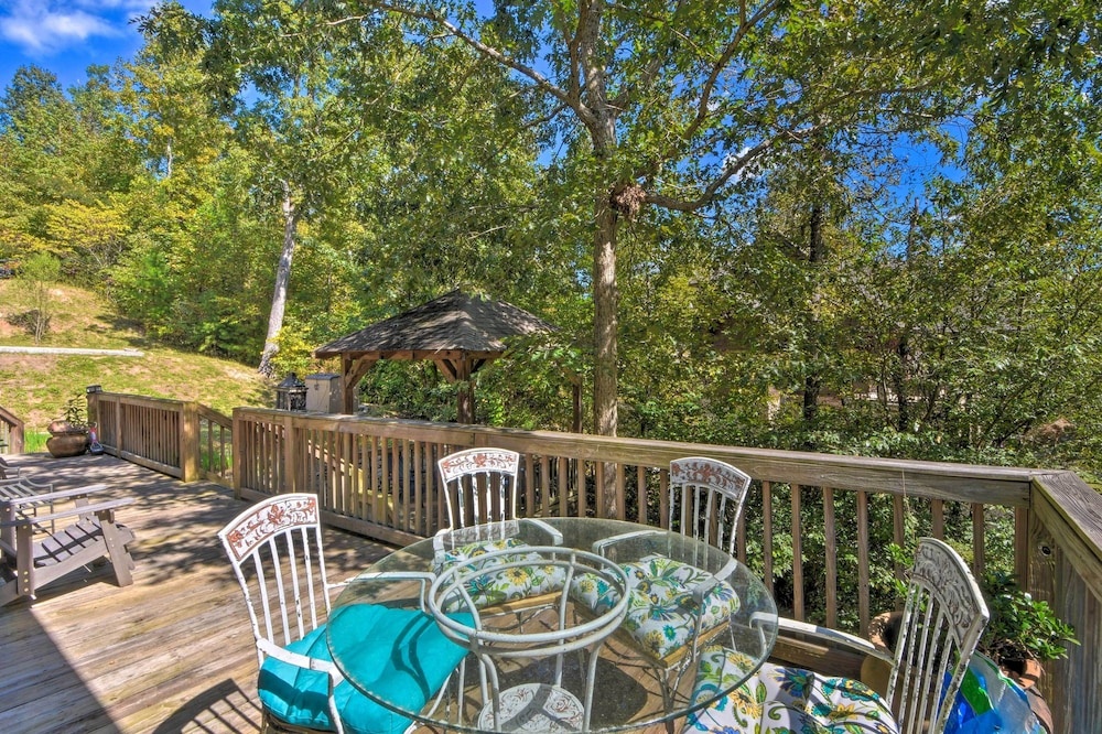 Lovely Lake Hartwell Retreat: Dock, Deck & Grill!