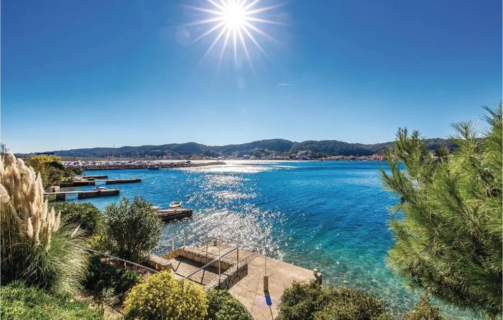 Stunning Apartment in Supetarska Draga With Sauna, Wifi and 2 Bedrooms