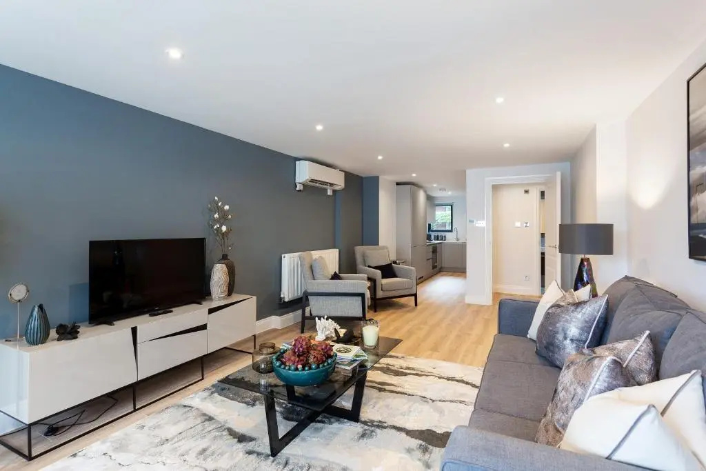 The Carlyle - Elegant Serviced Apartments