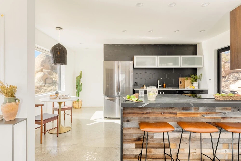 Dakota House by Avantstay Modern Oasis Surrounded in Nature w/ Hot Tub & Views