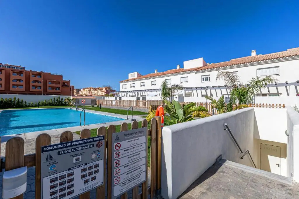 Beach at 350m, Pool, Chillout Patio and Fibre WIFI