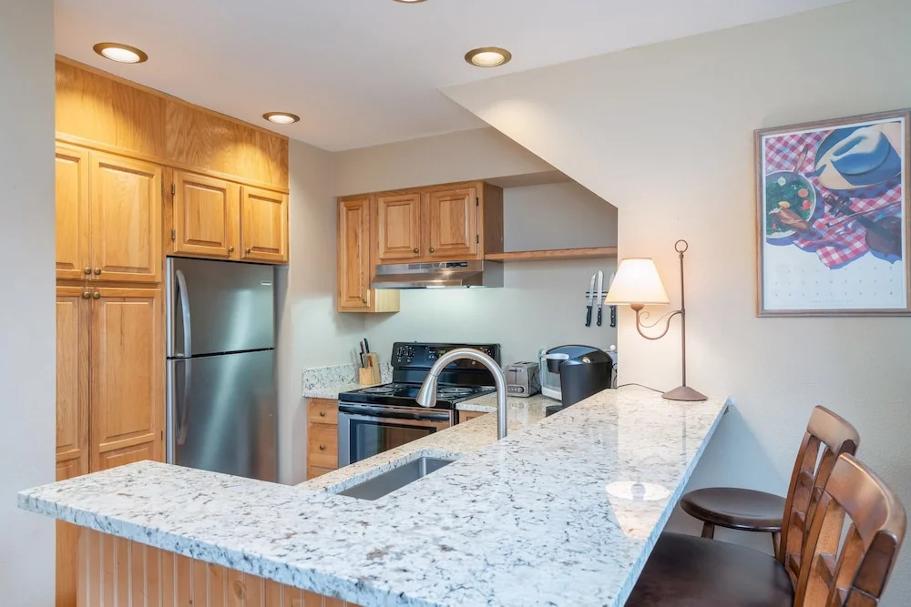 Cimarron Lodge 35 by AvantStay Ski-InSki-Out Property in Complex w Two Hot Tubs