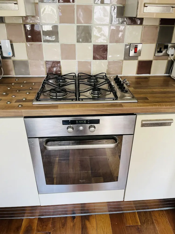 Charming 2-bedroom Apartment Located in Ayr