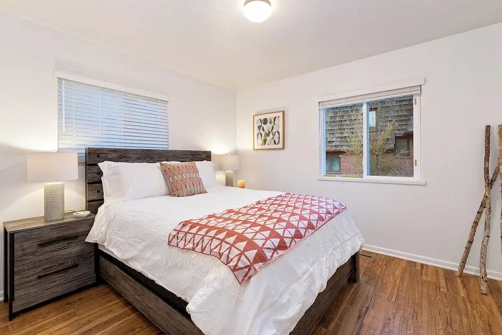 Orchard Flats Perfect Group Stay w/ Yard and BBQ