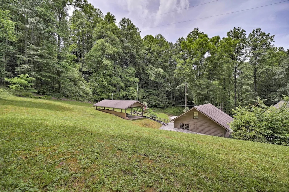 Mountain Escape w/ Hiking ~ 5 Mi to Bryson City!