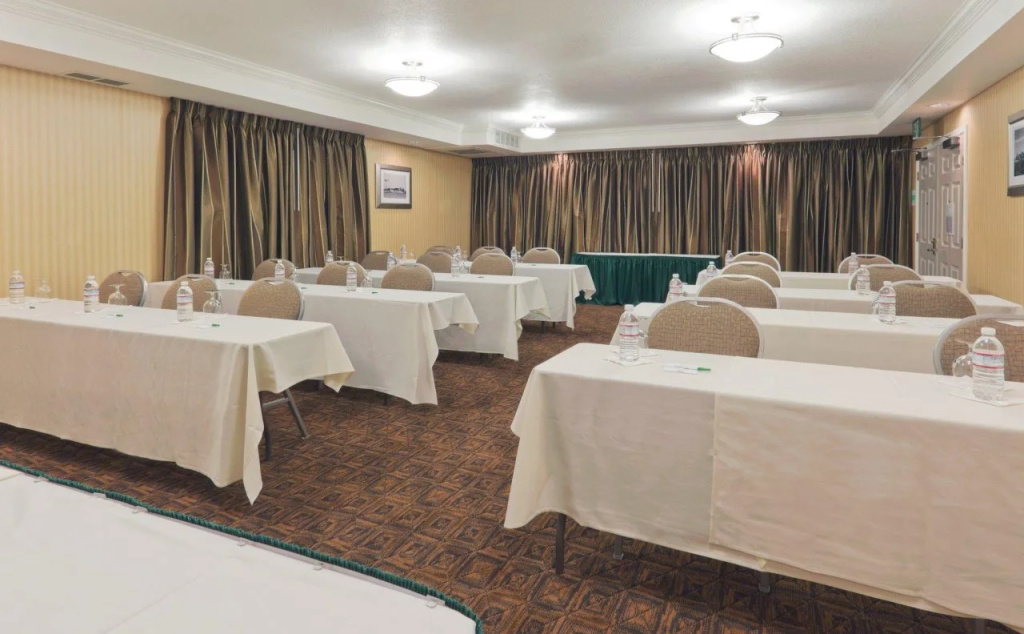 Holiday Inn & Suites San Mateo - SFO by IHG