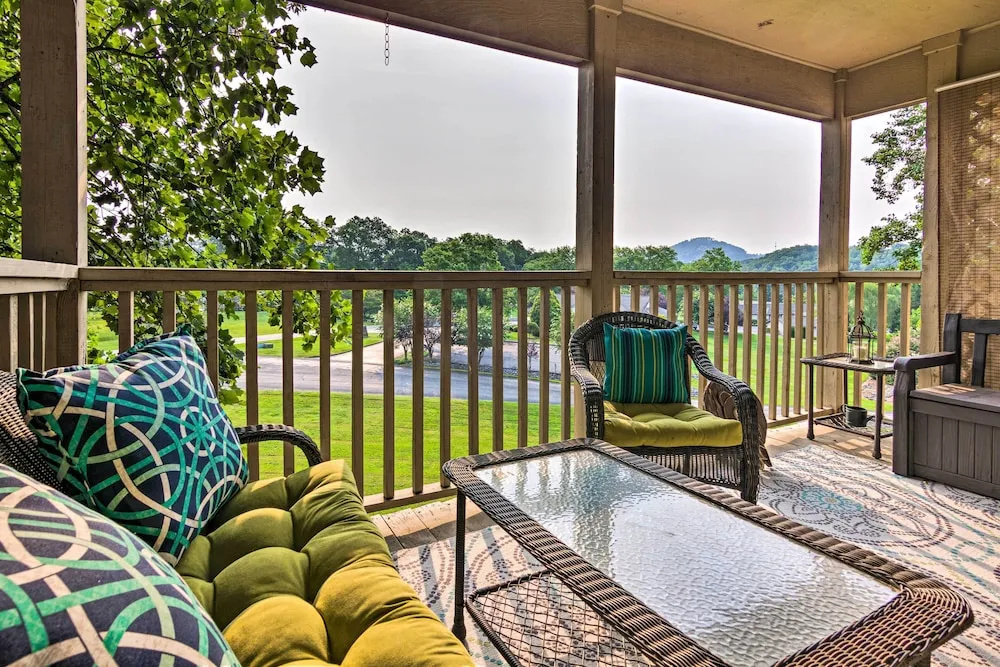 1 Mi to Lake Lure: Mtn-view Studio w/ Balcony!