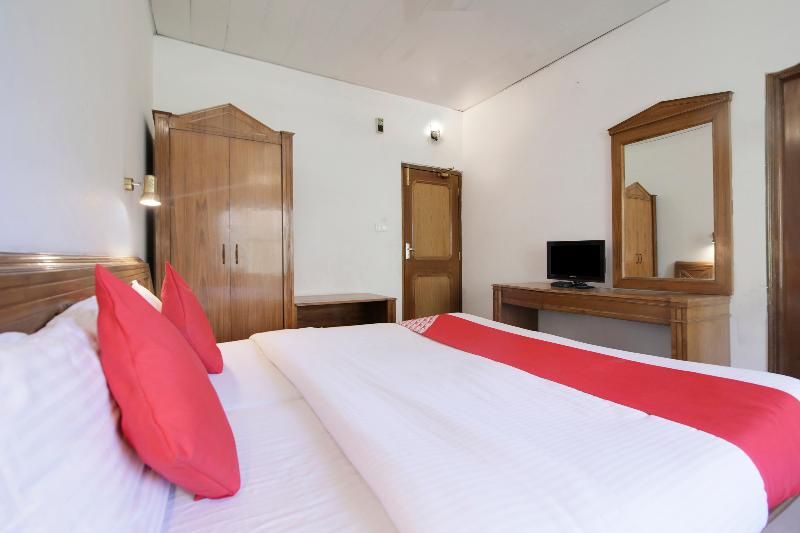OYO 22122 Hotel Falcon Crest