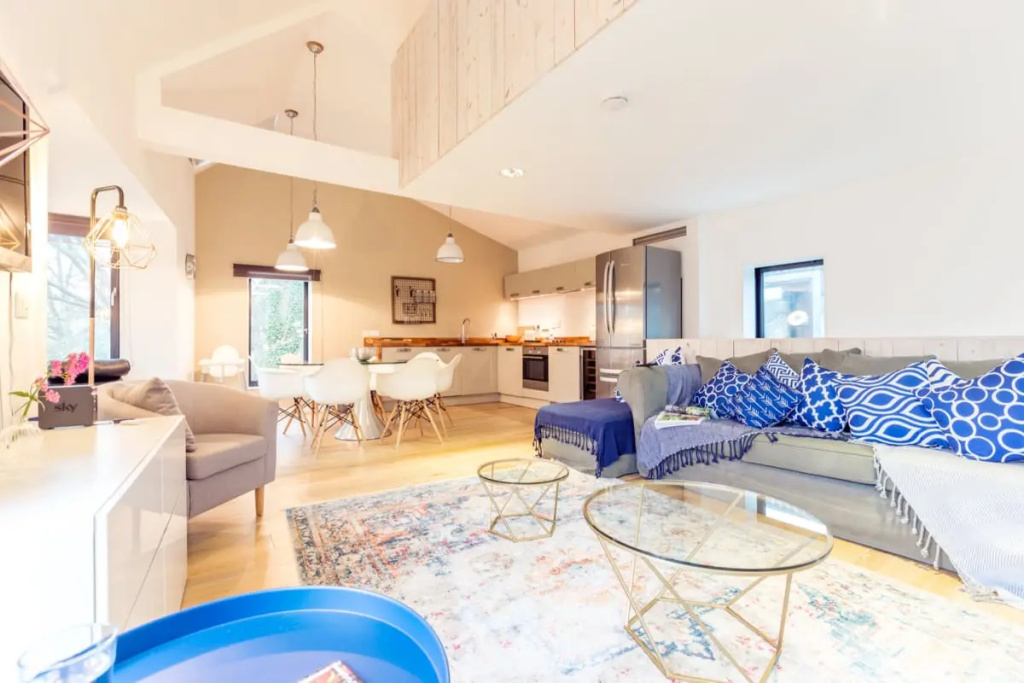 The Cliffside Chalet - Modern 3BDR Riverside Home