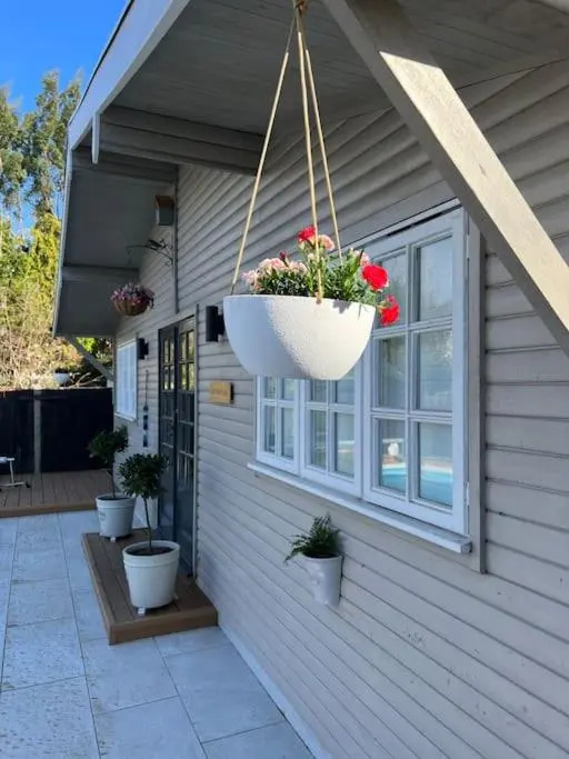 Unique One Bedroom Guest House with Free Parking
