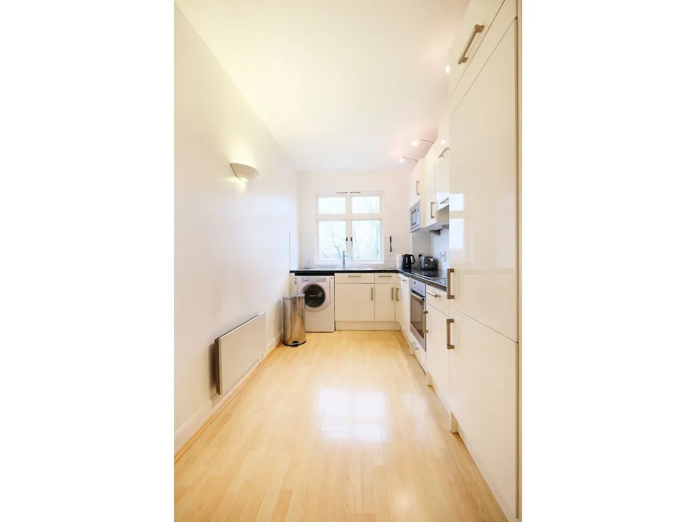 Clean, Secure 2BR Flat for 4 in East London