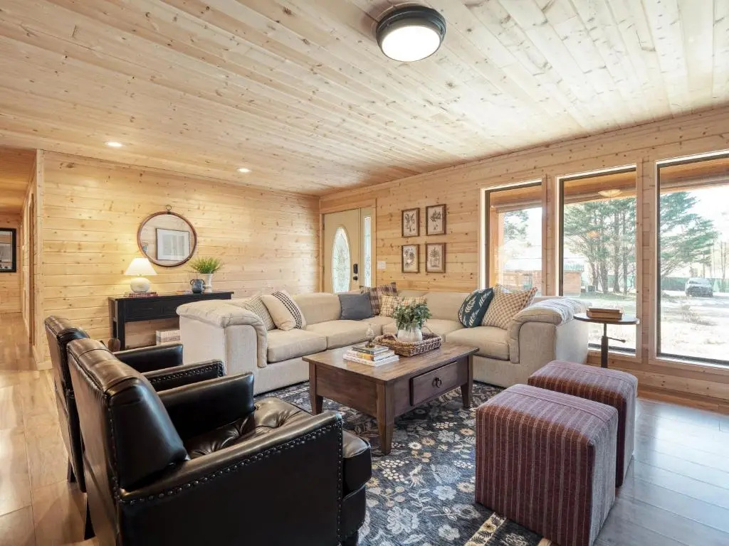 Sugar Cove by Avantstay Cabin by The River! w/ Hot Tub, Pool Table & Guest House!