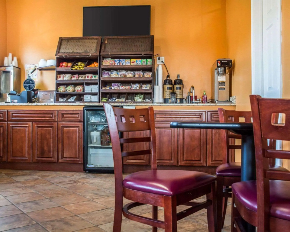 Econo Lodge & Suites