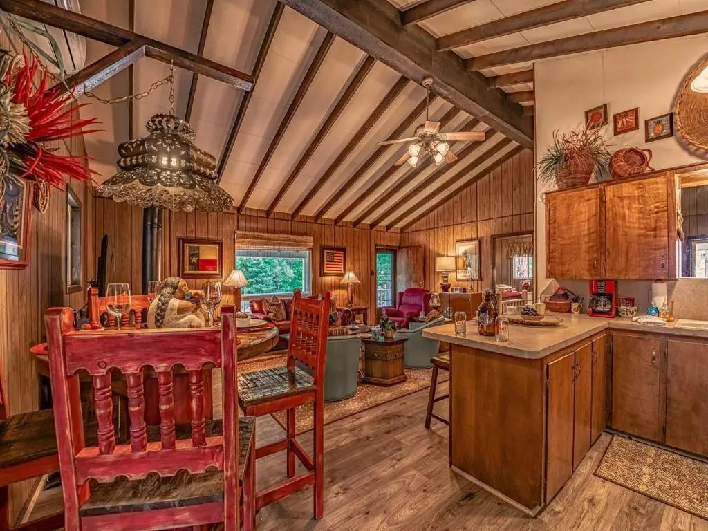 Innjoy, 2 Bedrooms, Pet Friendly, WiFi, Wood Fireplace, Sleeps 4