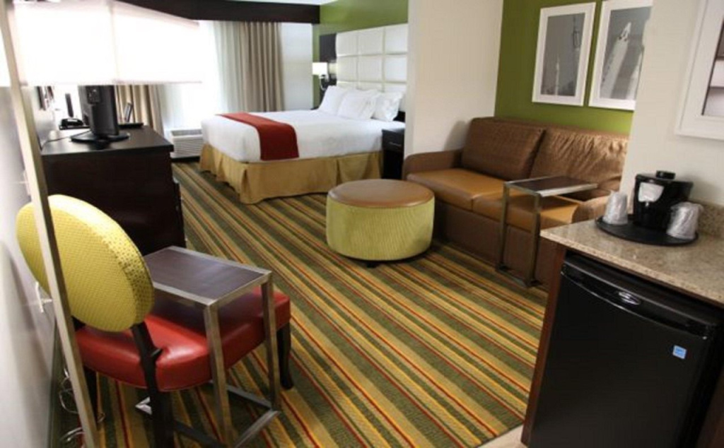 Holiday Inn Express & Suites - Huntsville Airport by IHG