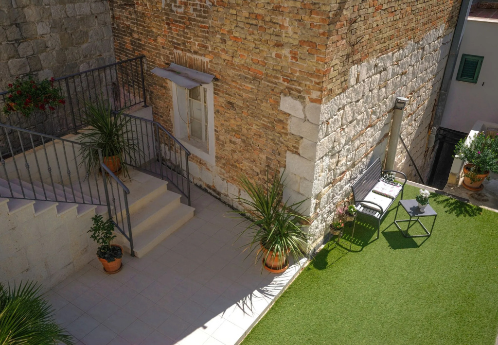 Lanterna Rooms