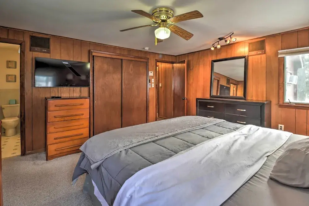 3 Mi to Slopes! Hot Tub Haven Near Lake Harmony