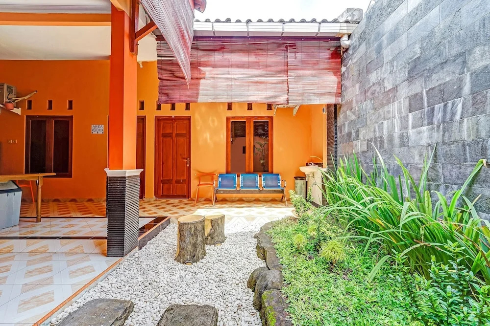 OYO 90768 Endrayanti Inn Syariah