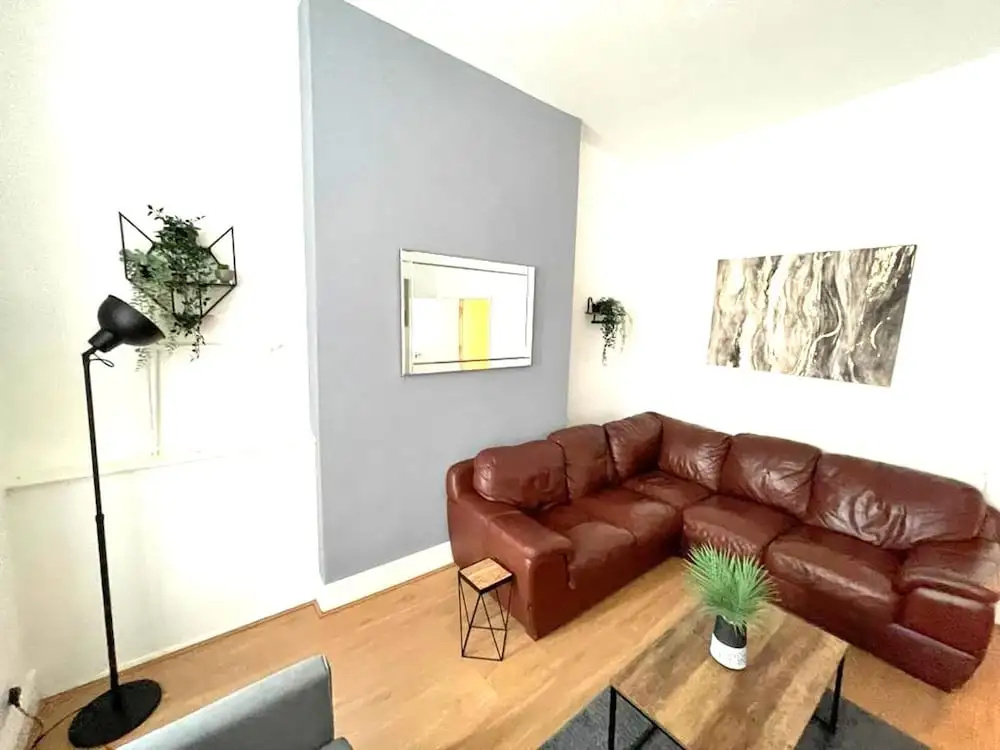 Spacious 2-bed Apartment With Hot tub and Parking
