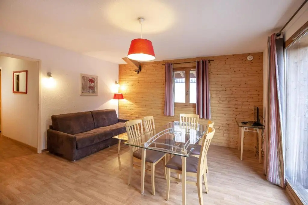 Le Hameau SPA & PISCINE appartement 3 pieces 6pers by Alpvision Residences