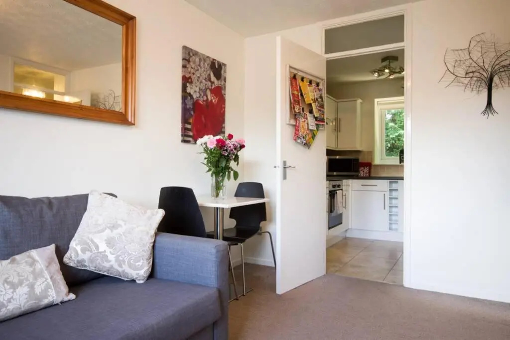 Central quiet self check in 1 bedroom apartment up to 4