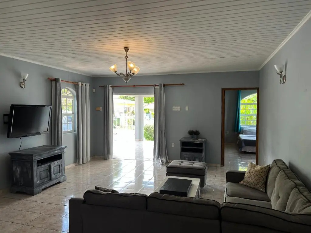 Villa Vivamus Curacao - Spacious 3-bedroom Villa with Pool and Gourmet Kitchen