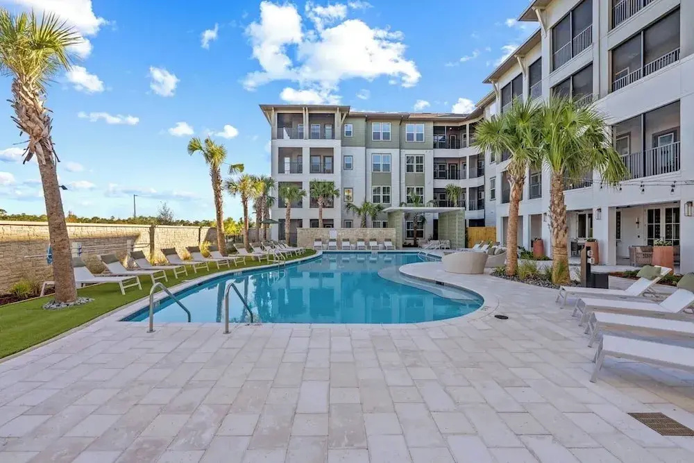 Landing Incredible 1BD Pool Gym
