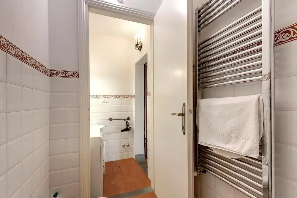 Leoni 10 in Firenze With 1 Bedrooms and 1 Bathrooms