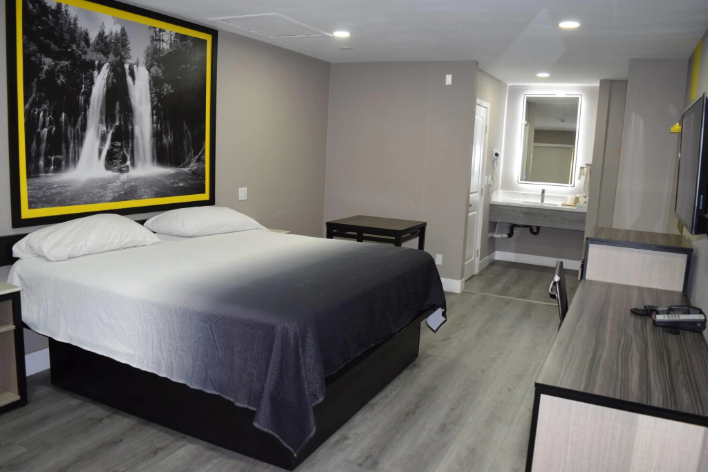Super 8 by Wyndham Visalia