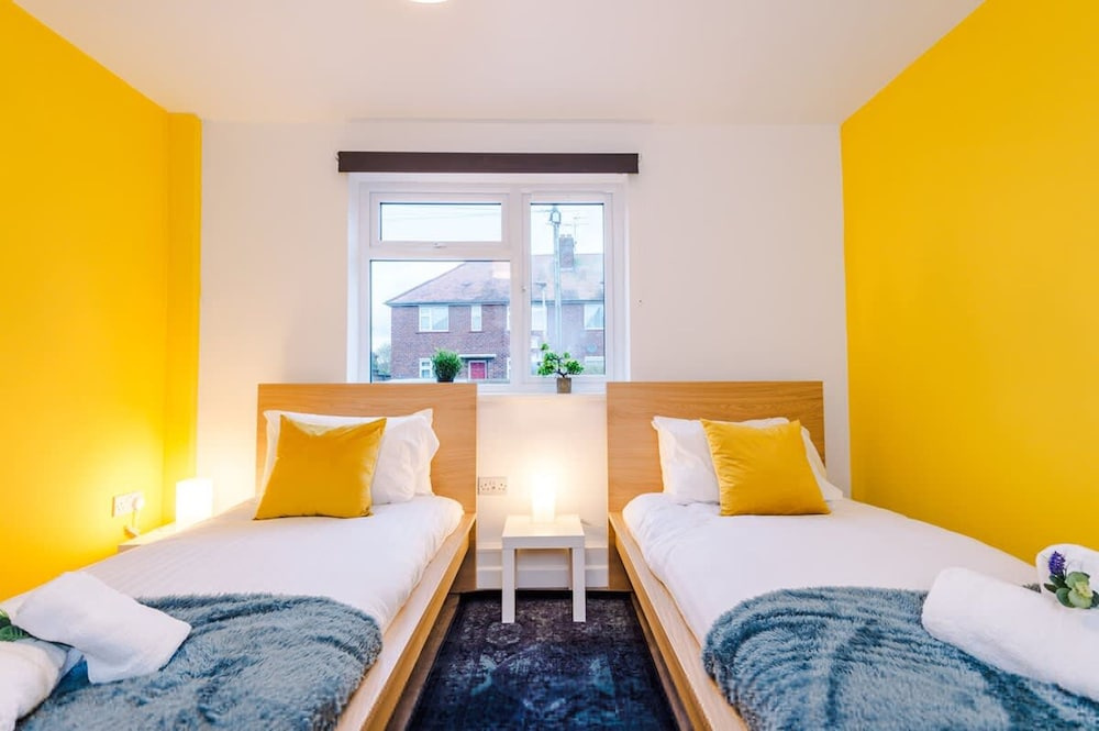NEW Spacious Apartment Ideal for Business Work