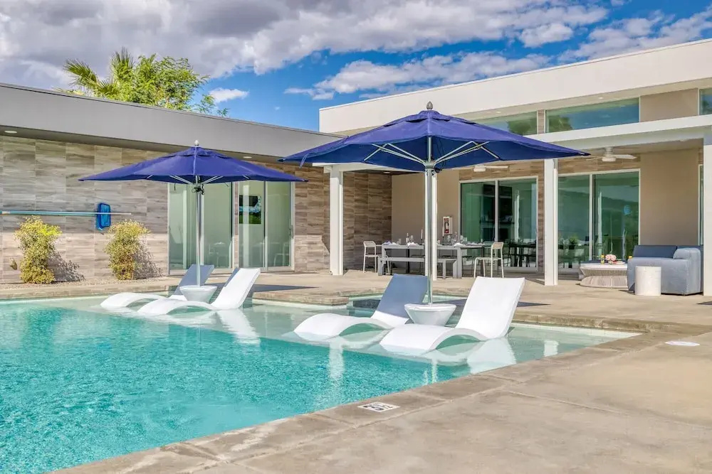 Polo Villa 3 by Avantstay Features Expansive Putting Green Pool Spa Outdoor Firepit 260328 6 Bedrooms