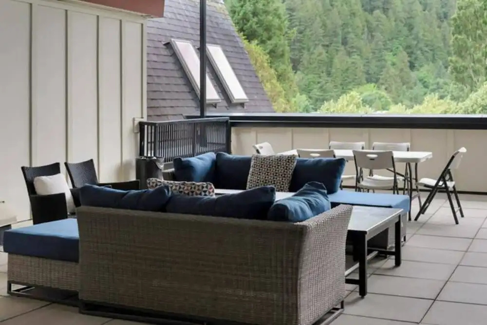 Modern 4BR Penthouse With Lake Views