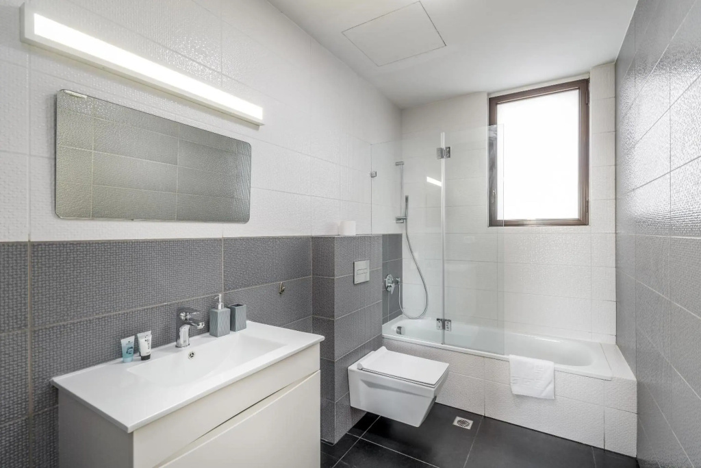 Modern & Bright 3 BDR close to the beach