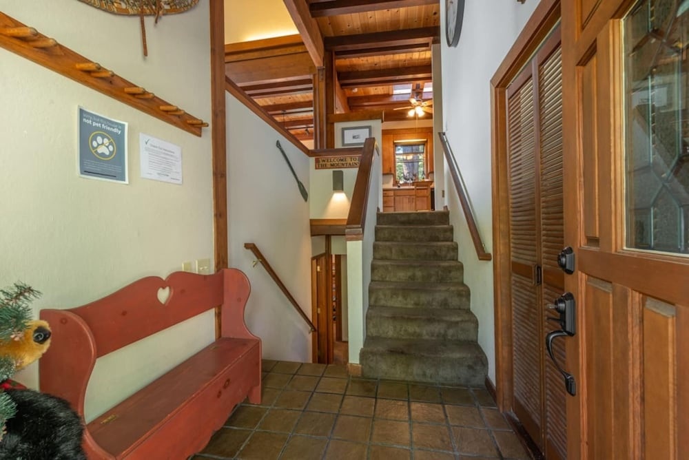 Family Friendly 3 Br/2.5 BA Full Chambers Access!