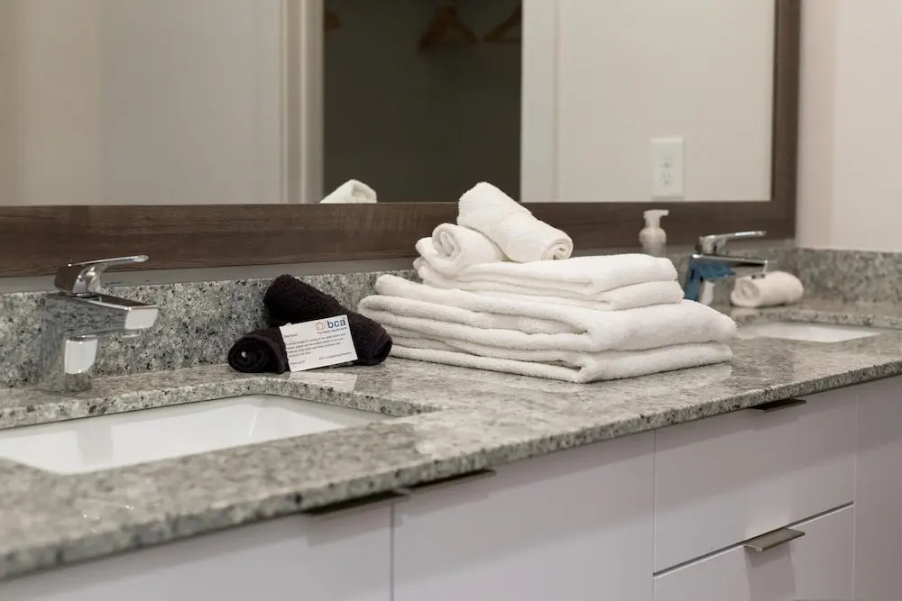 S1bf Rare Find - Bright and Modern 1-br w Free Parking