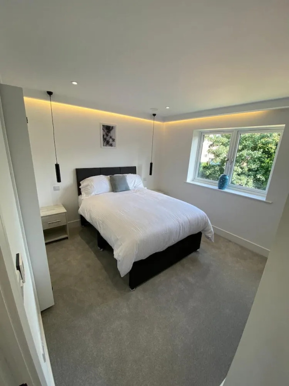 Lovely 2 Bedroom Flat with Parking