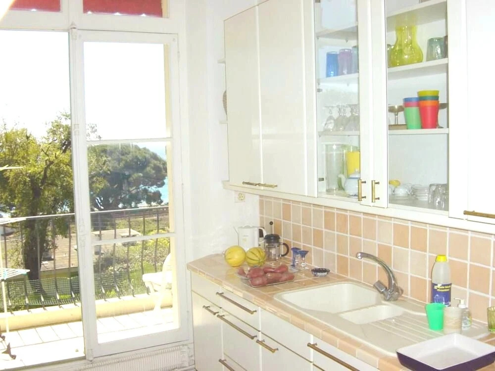 Studio in Cannes, With Wonderful sea View, Enclosed Garden and Wifi -
