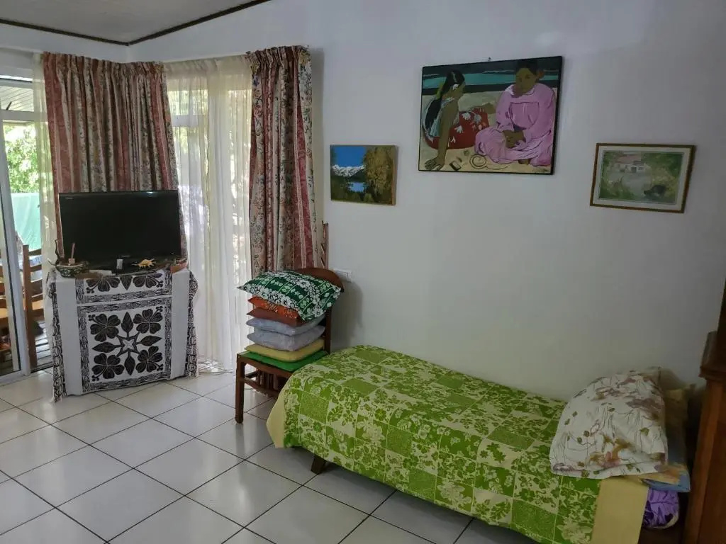 Sweet Mini Dortoir sur notre terrasse couverte pour vos transits entre deux vols by Kohutahia Lodge, 7 min by car to airport and town