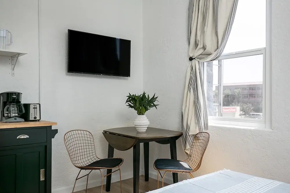 Beautiful Studio Near Hollywood! Sleeps 2!
