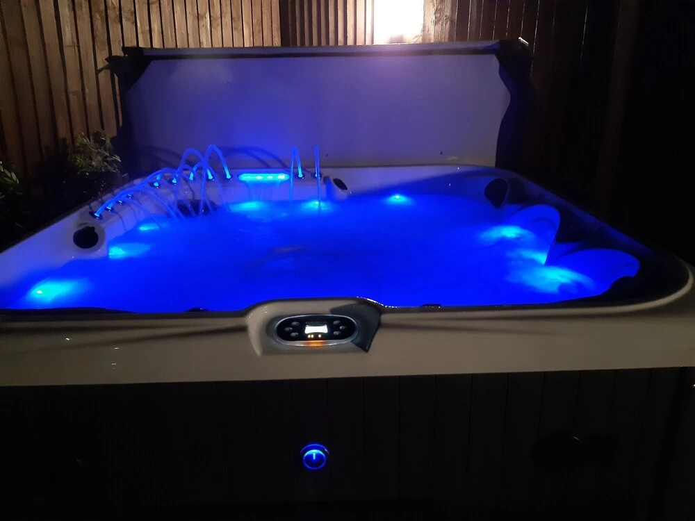Impeccable1 Double bed Cabin in Poole With Hot Tub