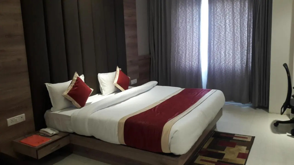Hotel Crystal Grand